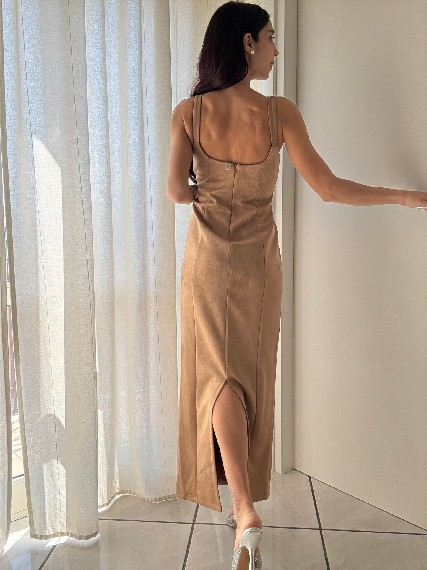 Abito Lungo in Camoscino – Eleganza e Comfort in Ogni Momento