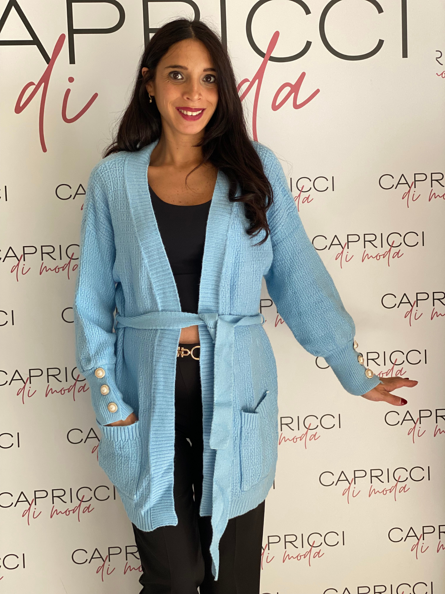Cardigan con bottoni gioiello e cinturino in vita