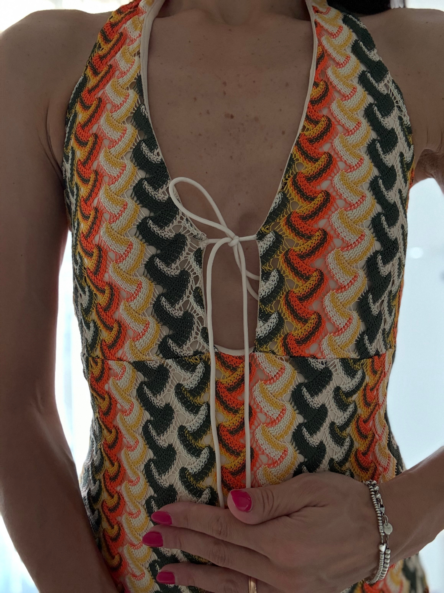 ✨ Vestito Lungo Crochet Effetto Uncinetto – Allacciatura Collo & Scollatura Profonda