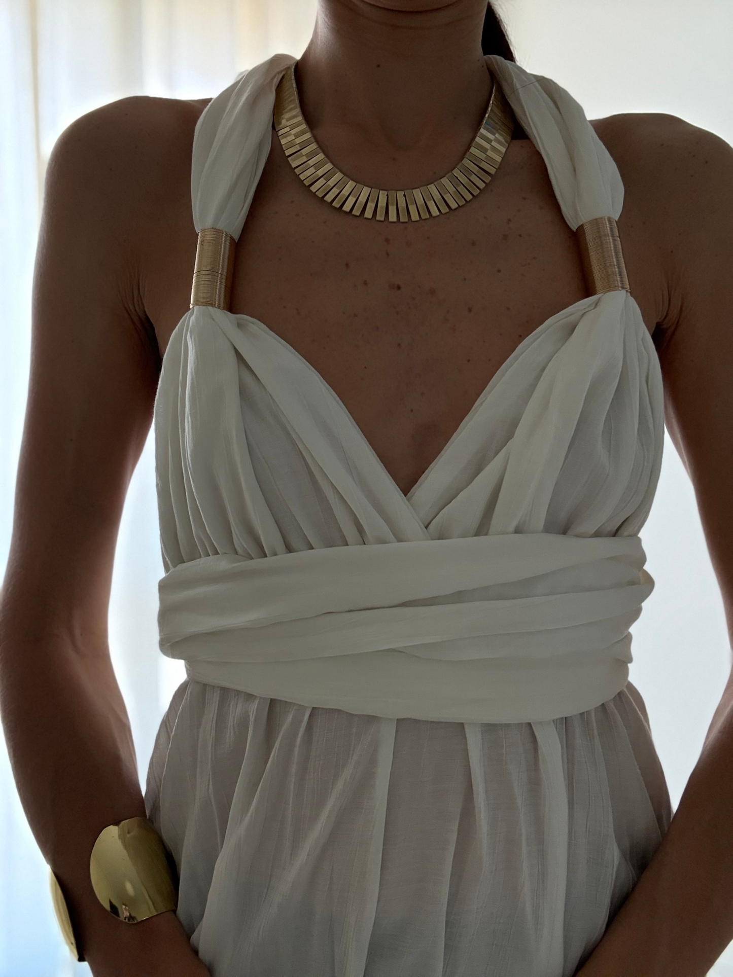 ✨ Abito Lungo con Spacco e Dettagli Oro – Modello Sofia