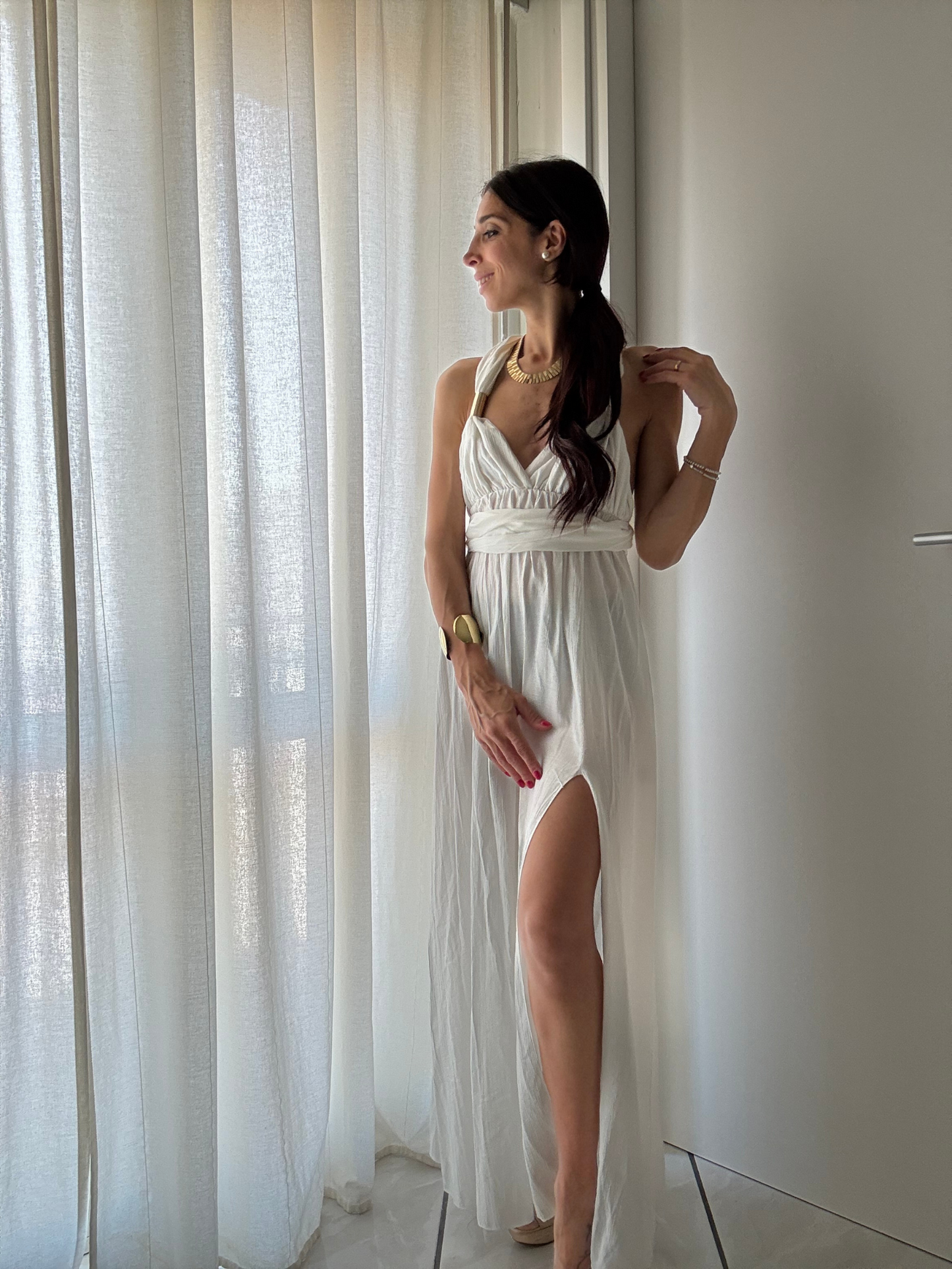 ✨ Abito Lungo con Spacco e Dettagli Oro – Modello Sofia