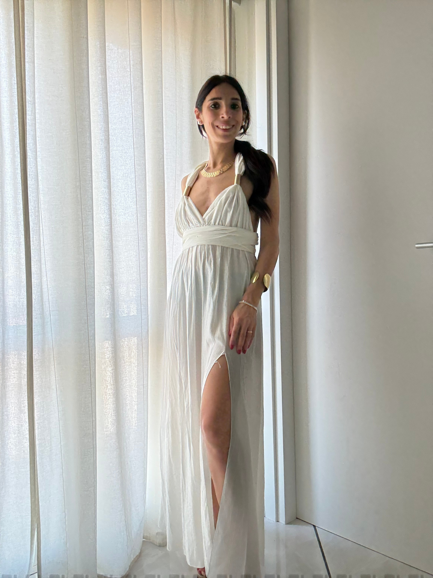 ✨ Abito Lungo con Spacco e Dettagli Oro – Modello Sofia