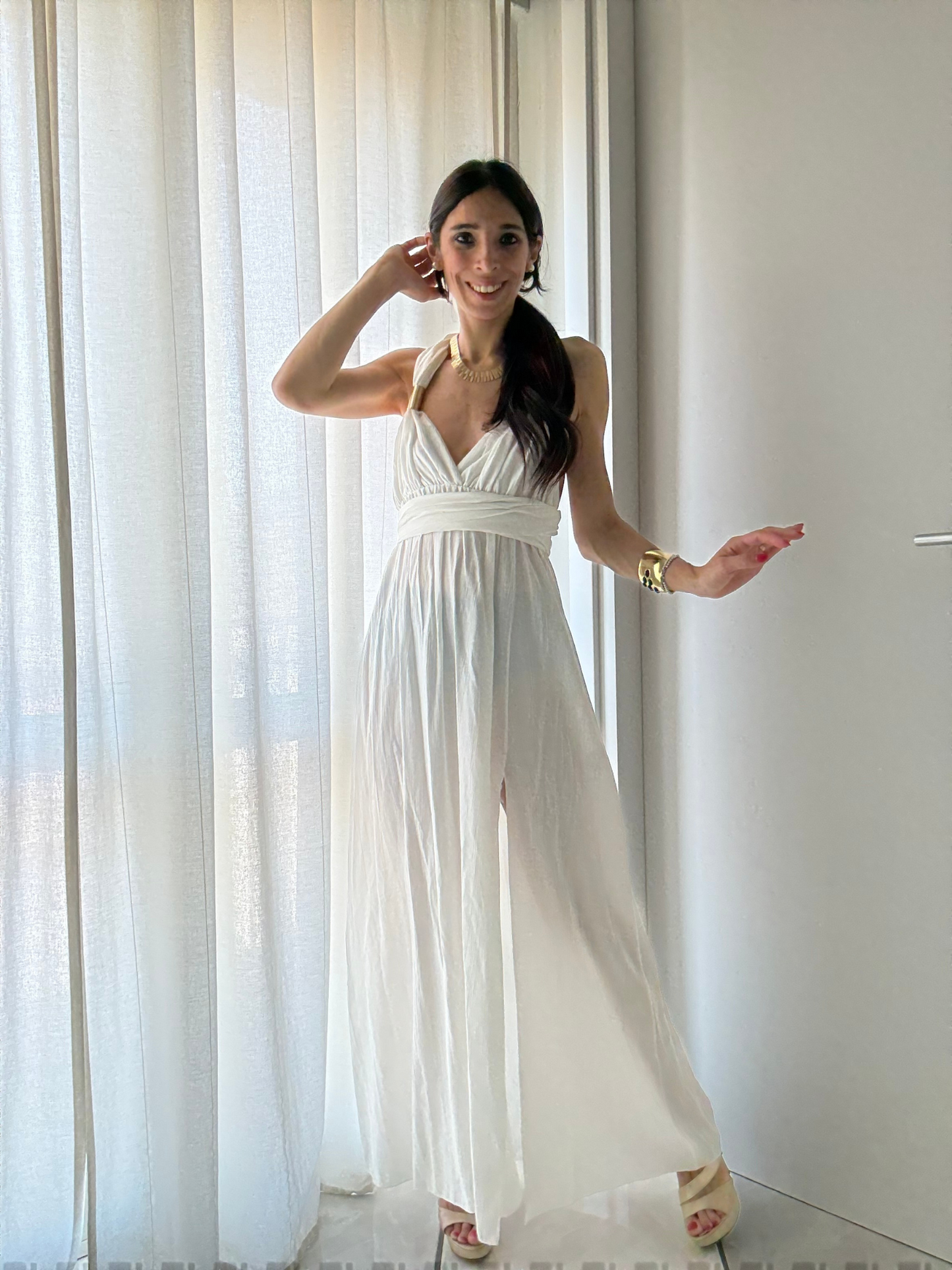 ✨ Abito Lungo con Spacco e Dettagli Oro – Modello Sofia