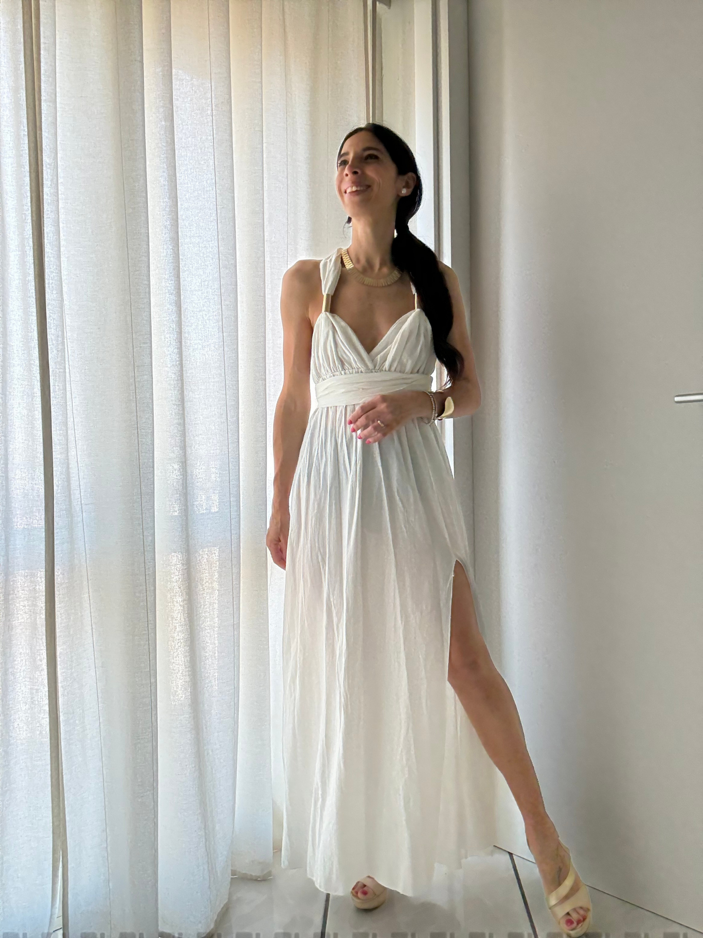 ✨ Abito Lungo con Spacco e Dettagli Oro – Modello Sofia