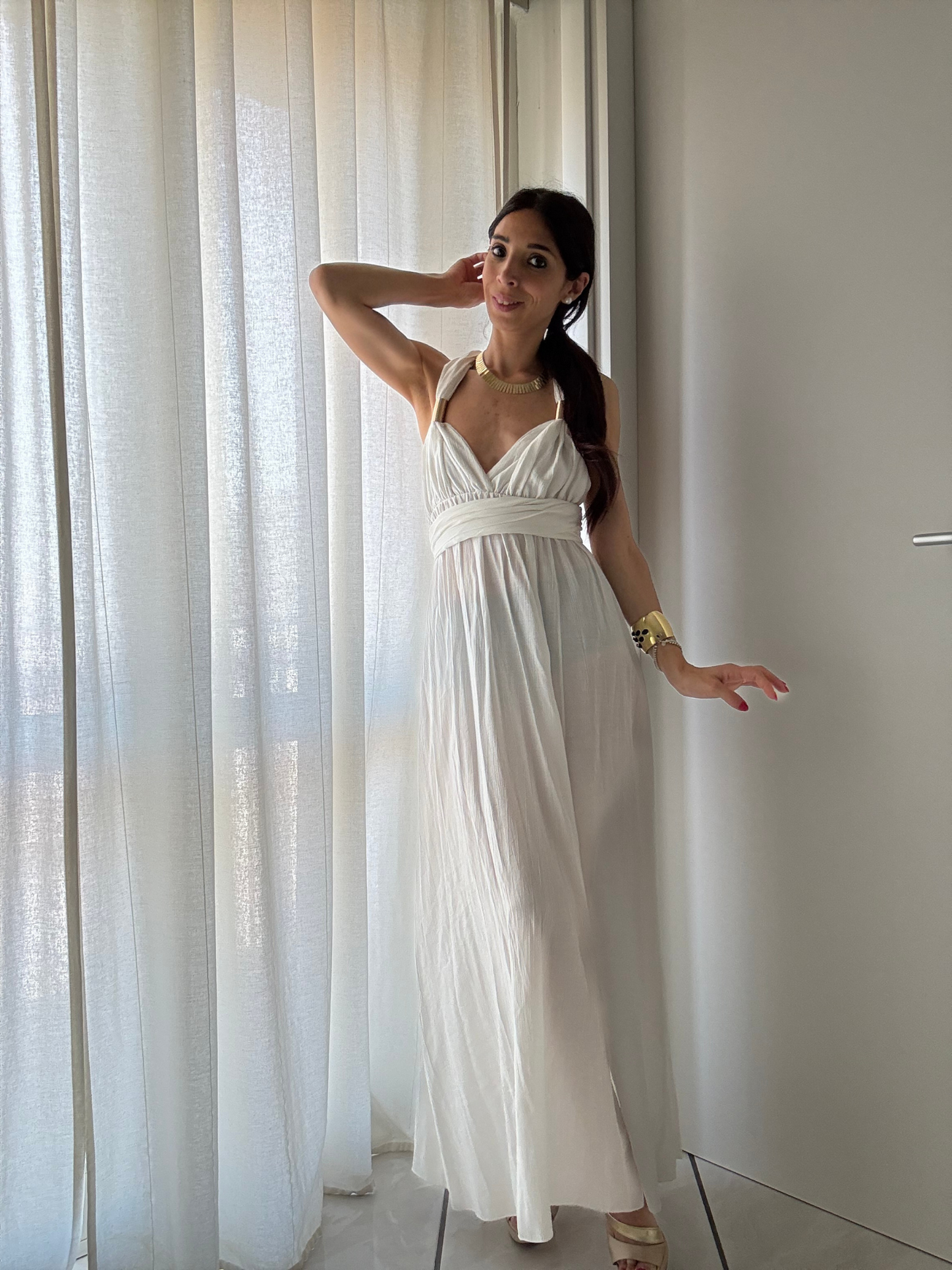 ✨ Abito Lungo con Spacco e Dettagli Oro – Modello Sofia