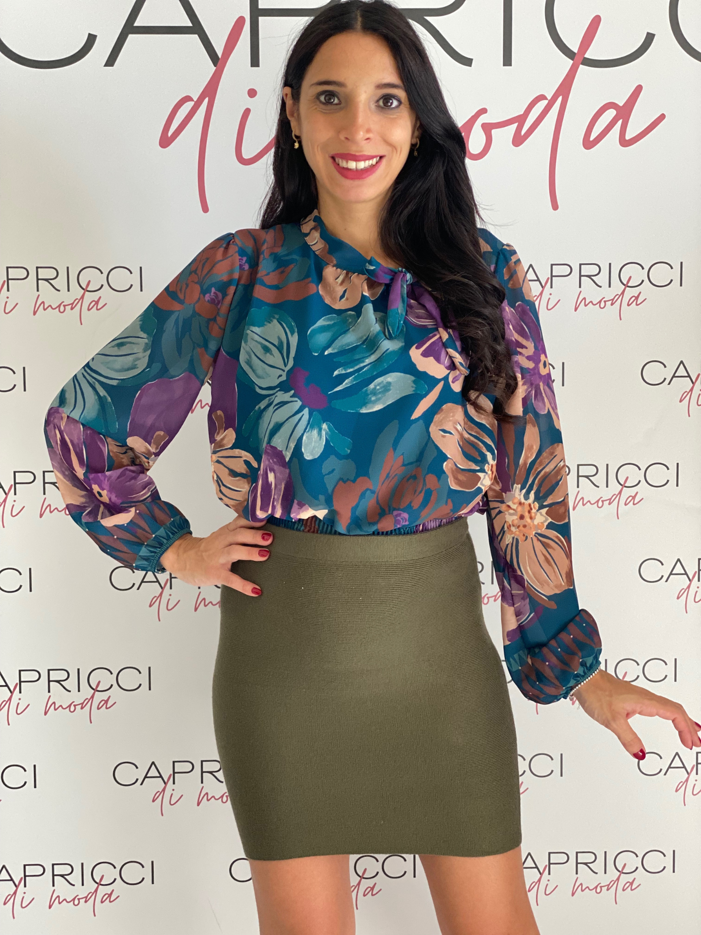 Camicia crop floreale con fiocco