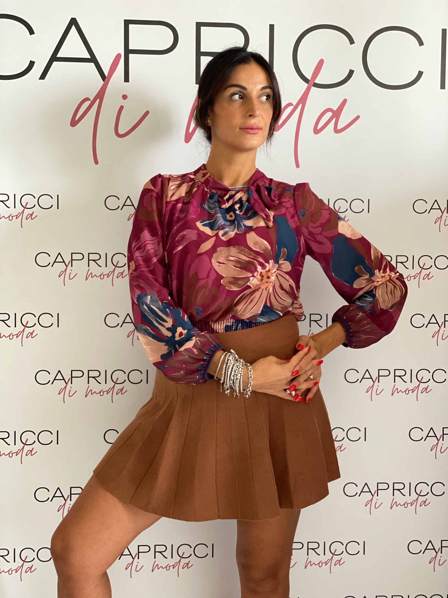 Camicia crop floreale con fiocco