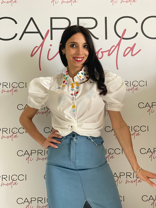 Camicia crop con collo dettagli gioiello