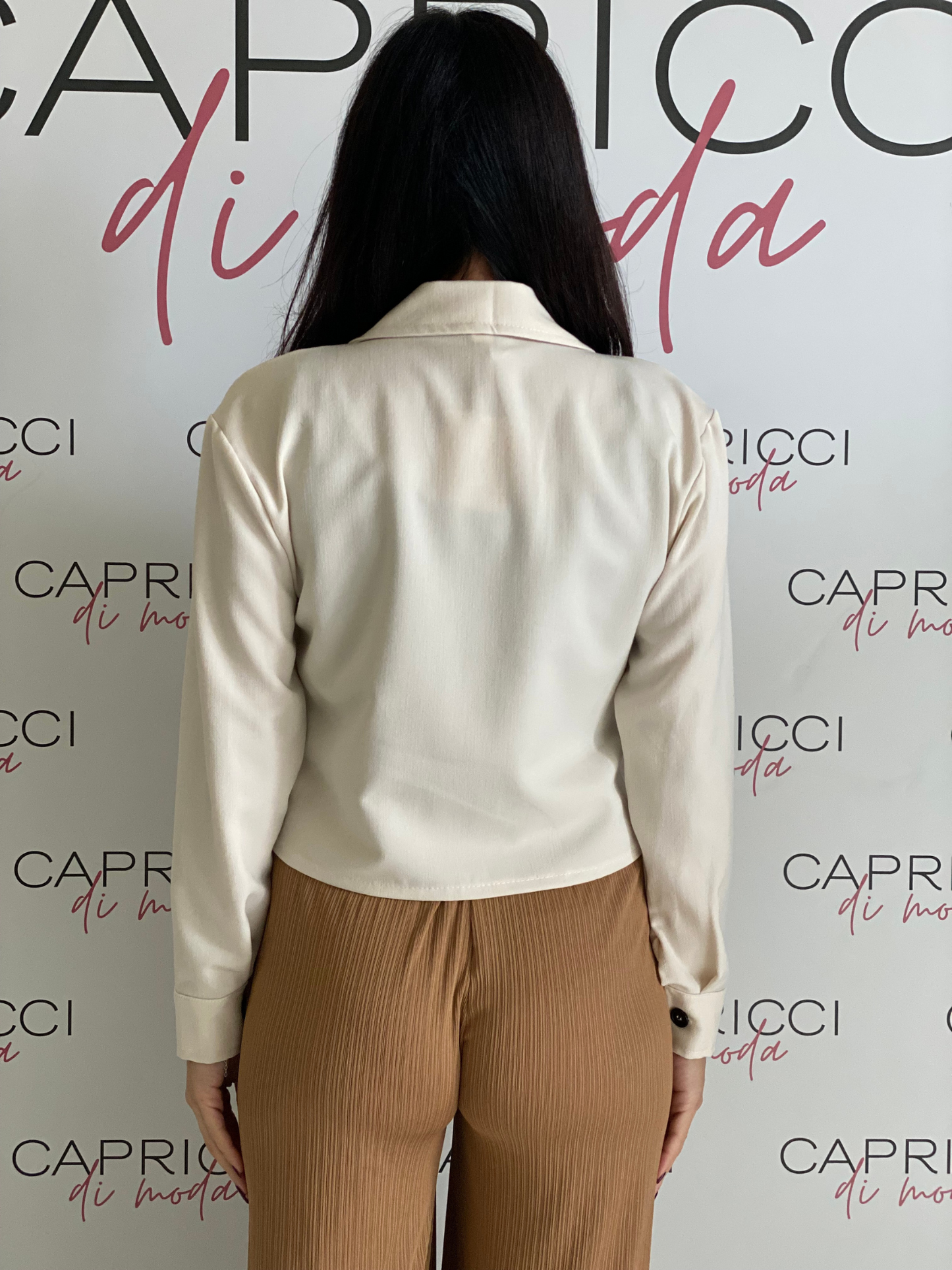 Camicia crop con tasche avanti