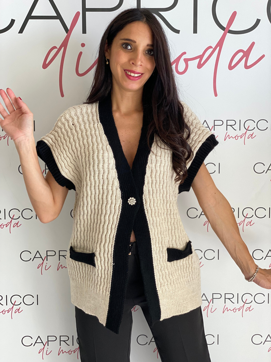 Cardigan smanicato con bottone gioiello.