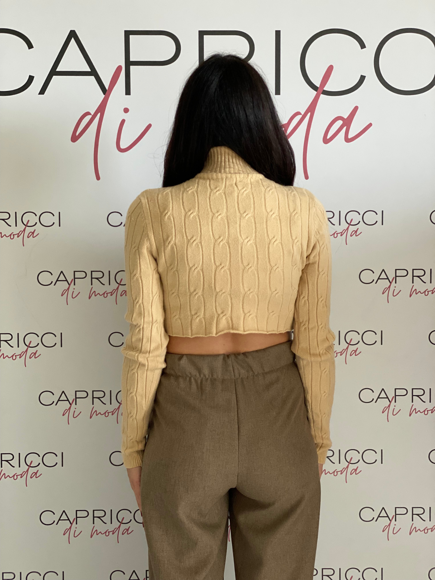 Maglioncino Crop Collo Alto Manica Lunga –