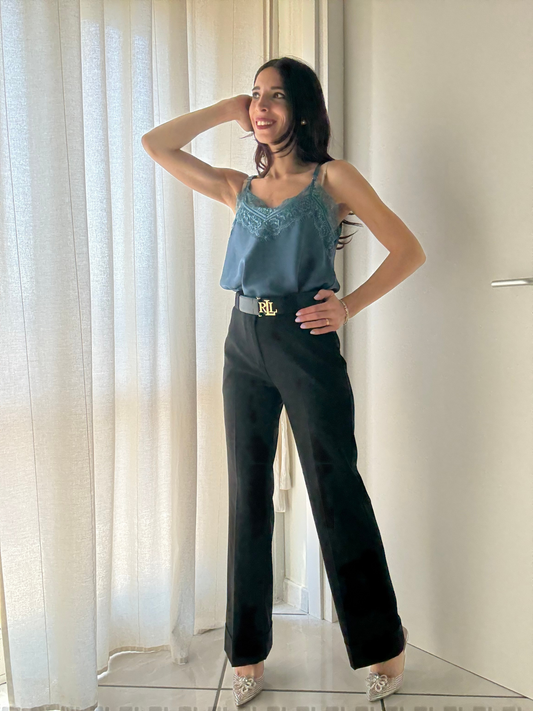 Sottogiacca in Satin con Dettaglio Merletto – Eleganza e Comfort in Unico Stile