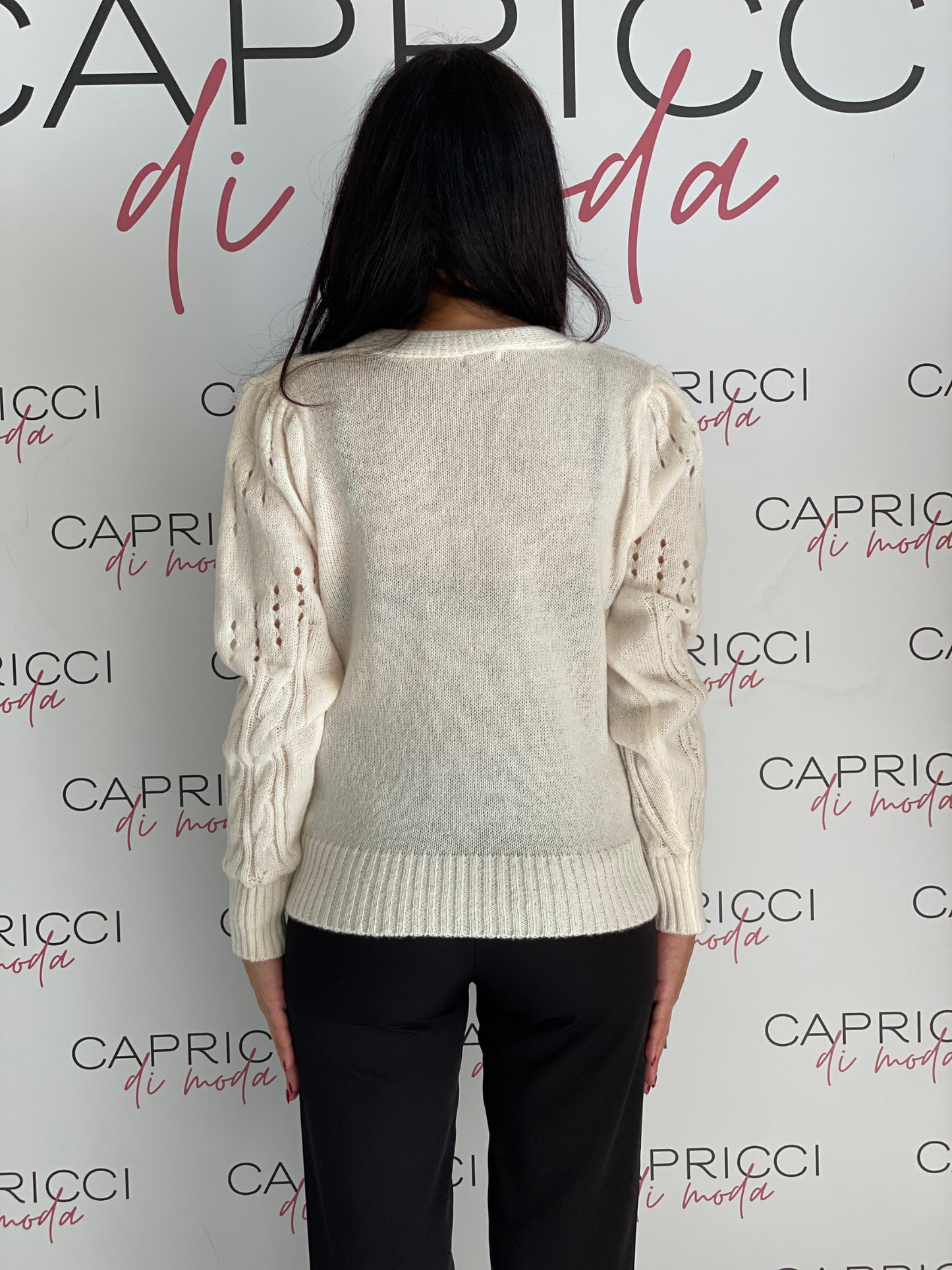 Cardigan traforato con bottoni rivestiti