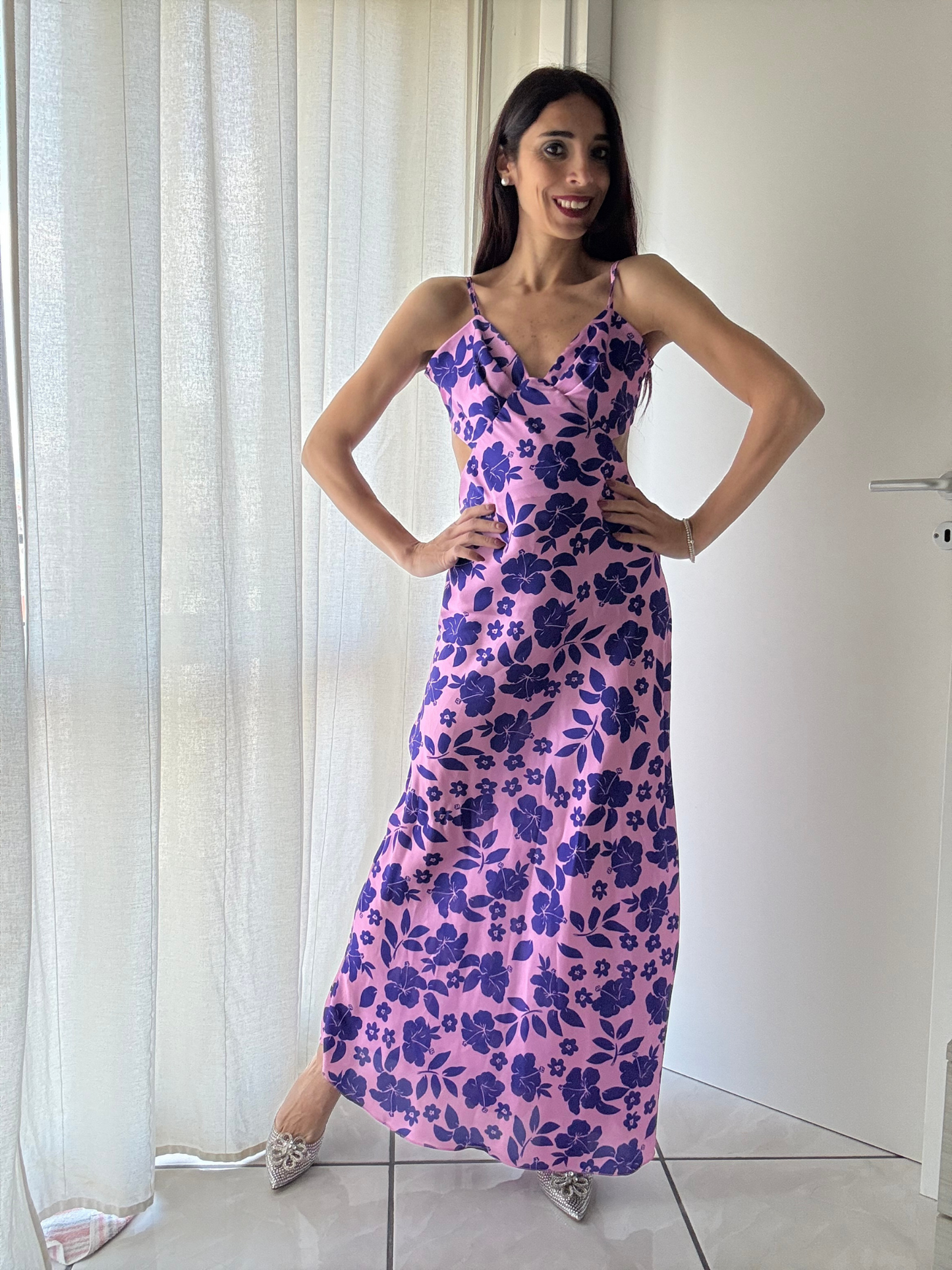 Abito Lungo Satin con Scollo sulla Schiena – Eleganza e Comfort in Taglia Unica