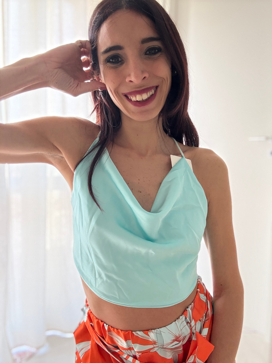 Top Corto in Satin con Schiena Nude – Eleganza e Comfort per Ogni Occasione