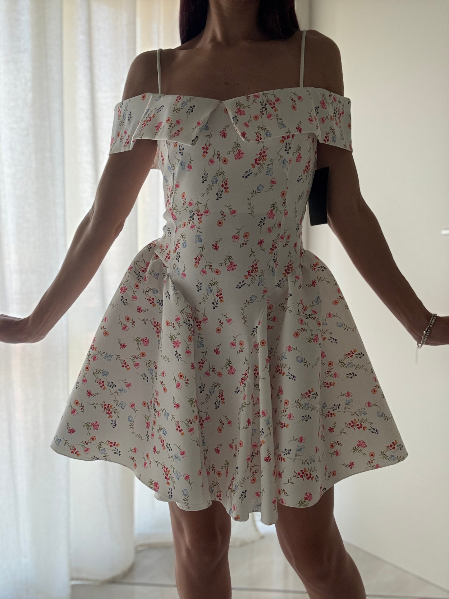 Vestito corto bianco con fiori - Scollo a barca e vestibilità svasata (Taglia unica XS-M)