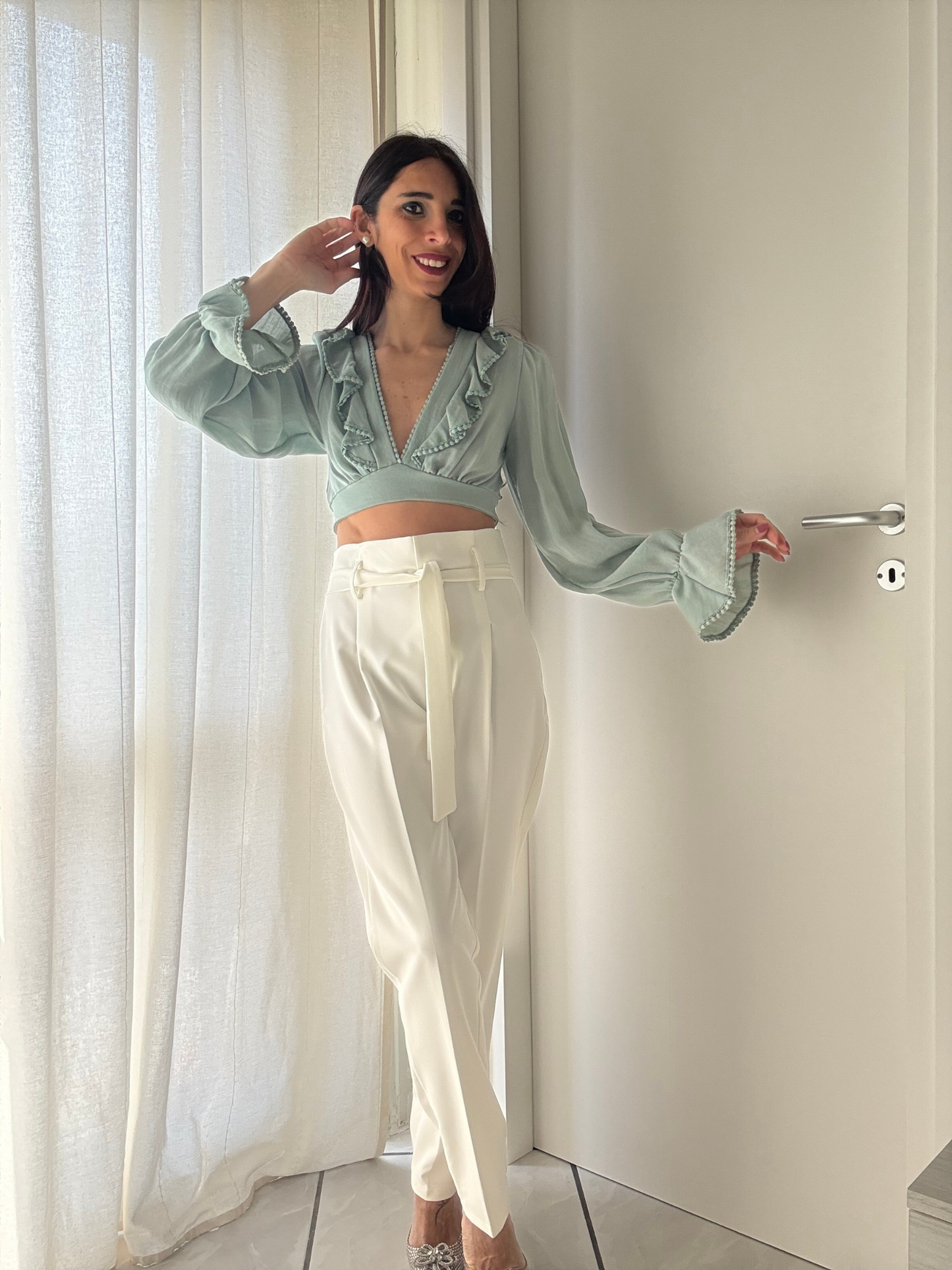 Camicia Crop Manica Lunga con Scollo a V e Laccetti - Stile Elegante e Raffinato