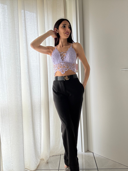 Top ricamato con scollo sulla schiena