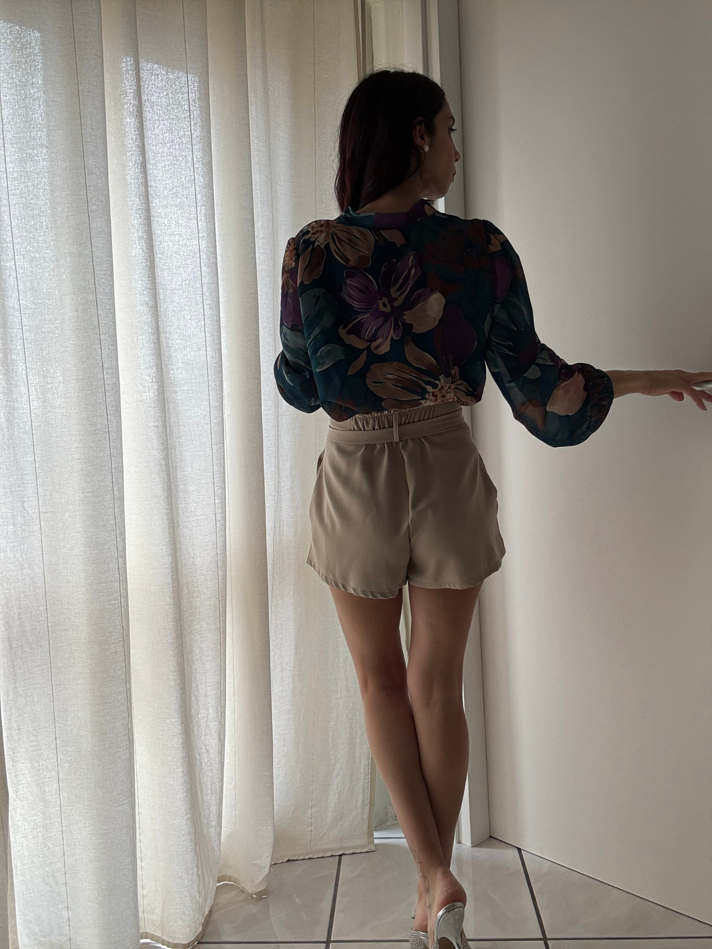 Camicia crop floreale con fiocco