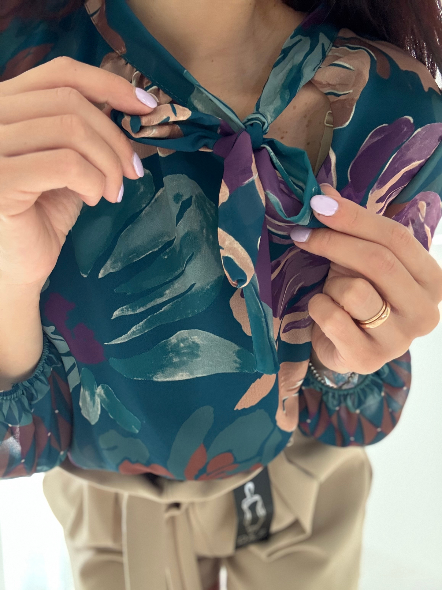 Camicia crop floreale con fiocco