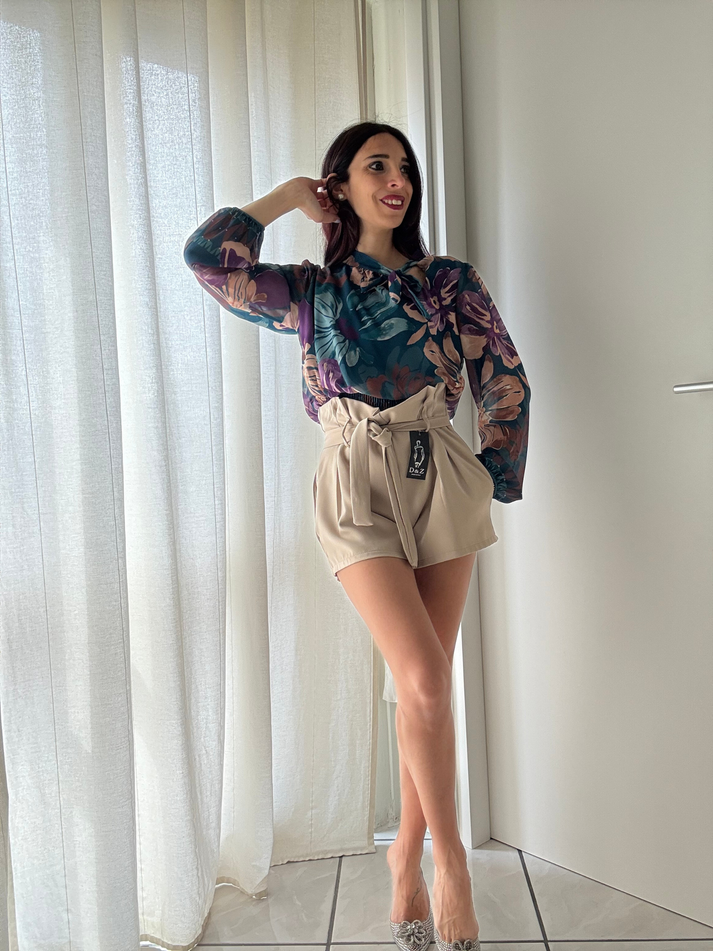 Camicia crop floreale con fiocco