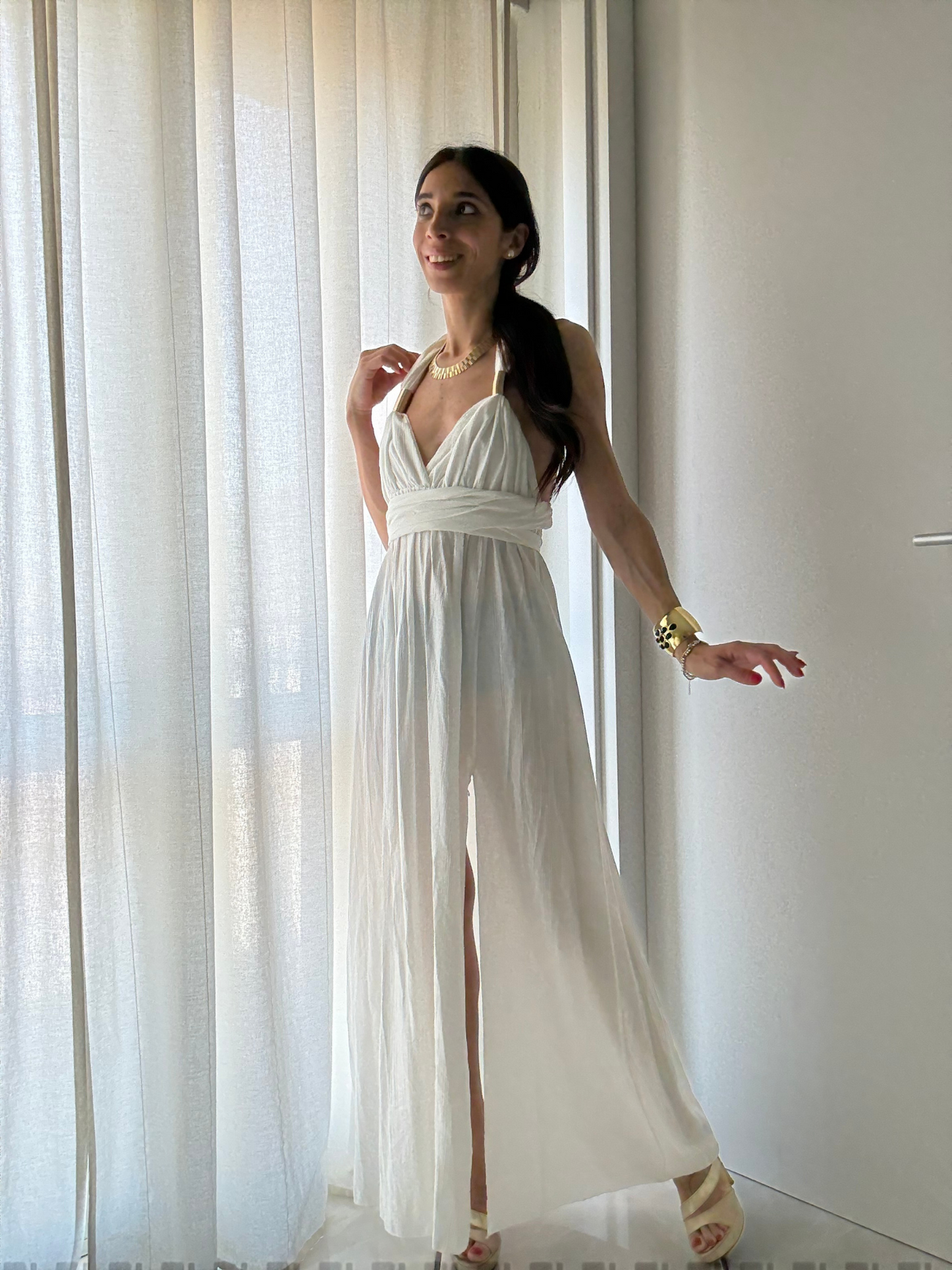 ✨ Abito Lungo con Spacco e Dettagli Oro – Modello Sofia
