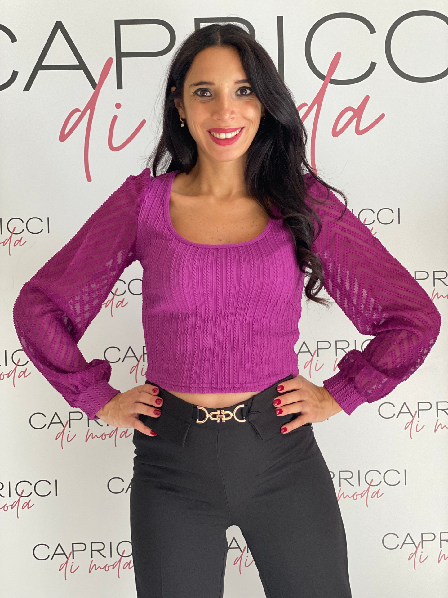 Maglia crop con manica trasparente